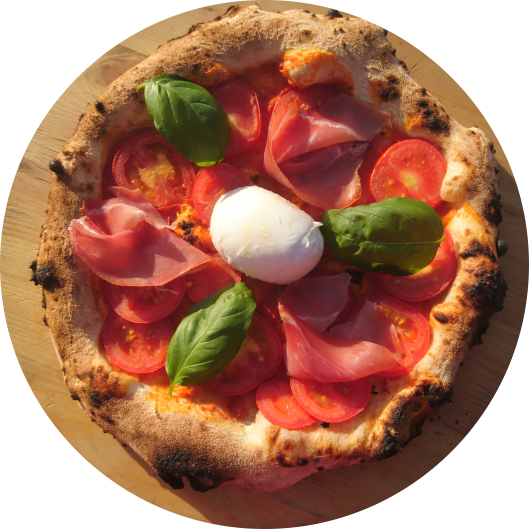 pizza di agosto, con pomodoro a fette, prosciutto cotto, burratina e basilico - L'Angolo della Pizza, Pizzeria Cecina Mare